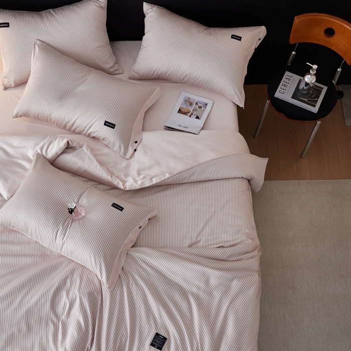 91家纺网 家纺一手货源 找家纺 安莱生活 2025年新款60支兰精天丝数码印花条纹时尚款四件套 多琳-粉