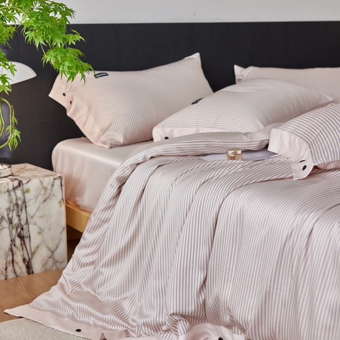 91家纺网 家纺一手货源 找家纺 安莱生活 2025年新款60支兰精天丝数码印花条纹时尚款四件套 多琳-粉