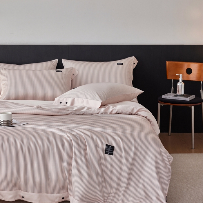 91家纺网 家纺一手货源 找家纺 安莱生活 2025年新款60支兰精天丝数码印花条纹时尚款四件套 多琳-粉