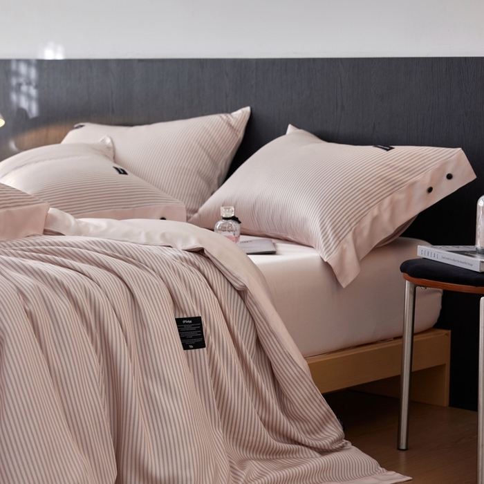 91家纺网 家纺一手货源 找家纺 安莱生活 2025年新款60支兰精天丝数码印花条纹时尚款四件套 多琳-粉