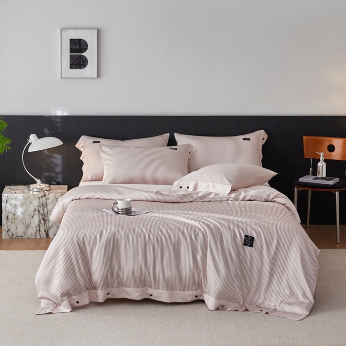 91家纺网 家纺一手货源 找家纺 安莱生活 2025年新款60支兰精天丝数码印花条纹时尚款四件套 多琳-粉