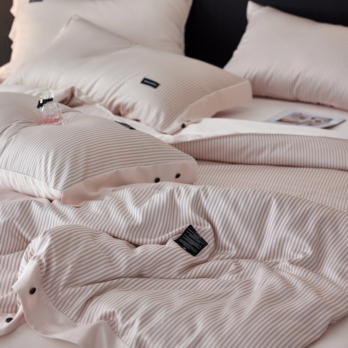 91家纺网 家纺一手货源 找家纺 安莱生活 2025年新款60支兰精天丝数码印花条纹时尚款四件套 多琳-粉