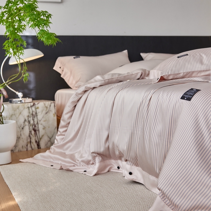 91家纺网 家纺一手货源 找家纺 安莱生活 2025年新款60支兰精天丝数码印花条纹时尚款四件套 多琳-粉