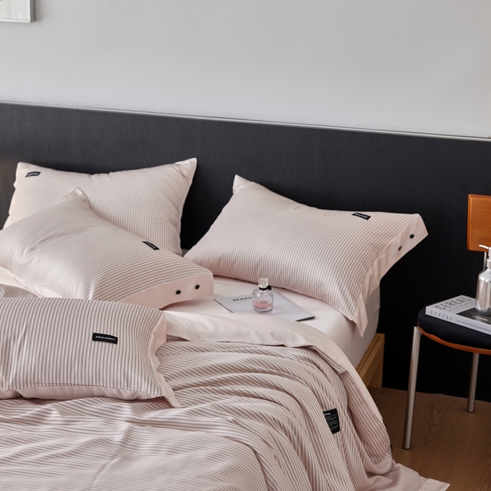 91家纺网 家纺一手货源 找家纺 安莱生活 2025年新款60支兰精天丝数码印花条纹时尚款四件套 多琳-粉