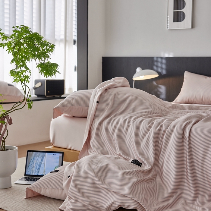 91家纺网 家纺一手货源 找家纺 安莱生活 2025年新款60支兰精天丝数码印花条纹时尚款四件套 多琳-粉