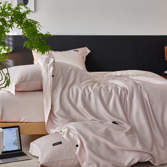 91家纺网 家纺一手货源 找家纺 安莱生活 2025年新款60支兰精天丝数码印花条纹时尚款四件套 多琳-粉