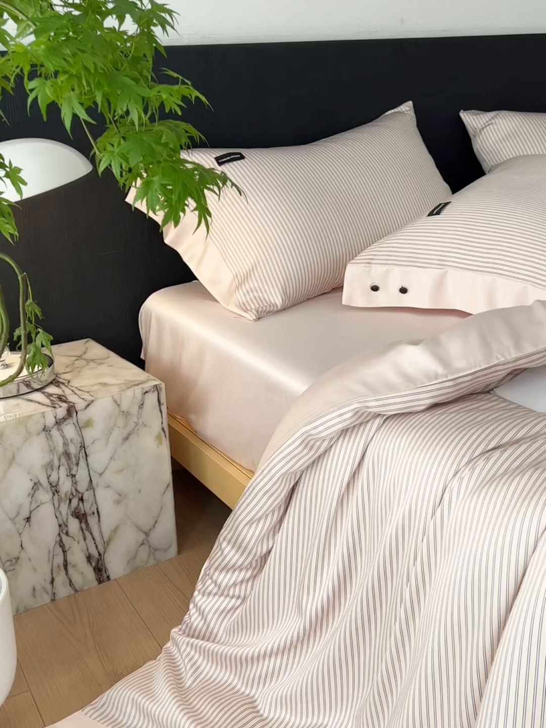 91家纺网 家纺一手货源 找家纺 安莱生活 2025年新款60支兰精天丝数码印花条纹时尚款四件套 多琳-粉