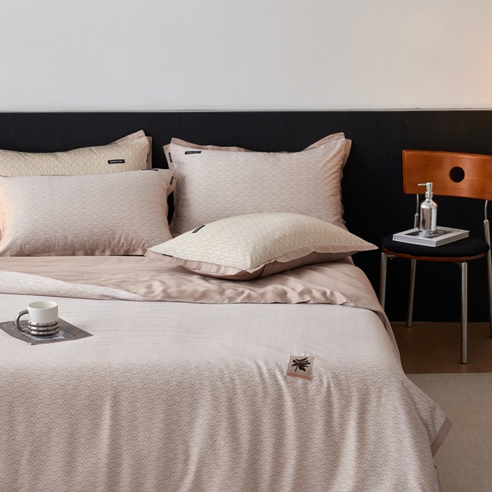 91家纺网 家纺一手货源 找家纺 安莱生活 2025年新款60支兰精天丝数码印花条纹时尚款四件套 沁雨-粉咖