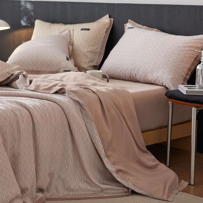 91家纺网 家纺一手货源 找家纺 安莱生活 2025年新款60支兰精天丝数码印花条纹时尚款四件套 沁雨-粉咖