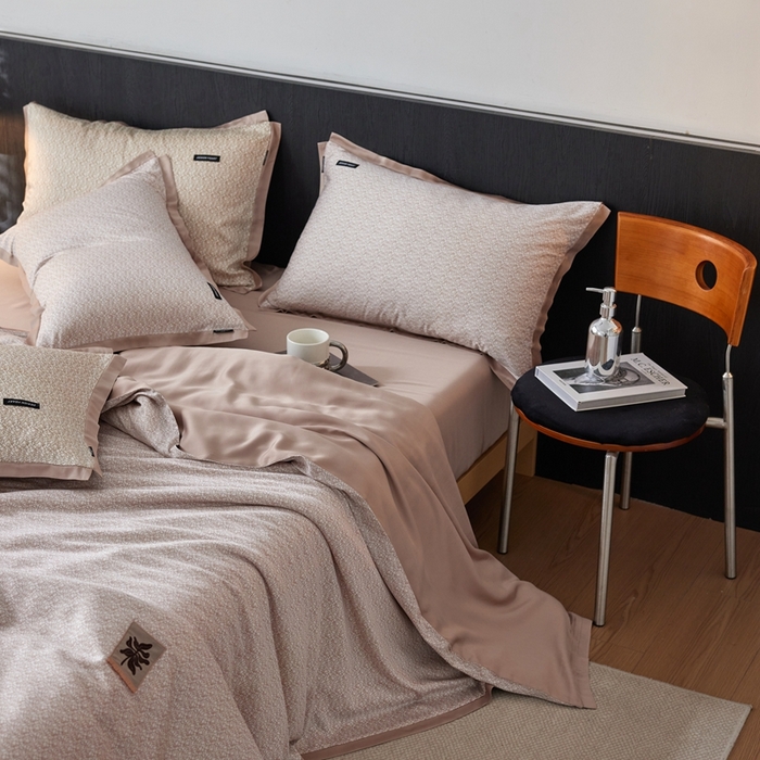 91家纺网 家纺一手货源 找家纺 安莱生活 2025年新款60支兰精天丝数码印花条纹时尚款四件套 沁雨-粉咖