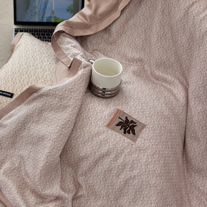 91家纺网 家纺一手货源 找家纺 安莱生活 2025年新款60支兰精天丝数码印花条纹时尚款四件套 沁雨-粉咖