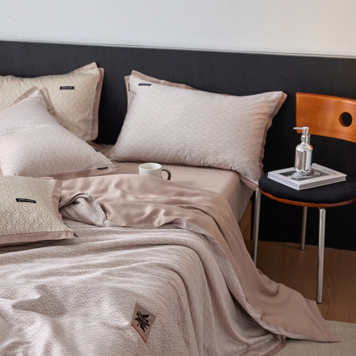 91家纺网 家纺一手货源 找家纺 安莱生活 2025年新款60支兰精天丝数码印花条纹时尚款四件套 沁雨-粉咖