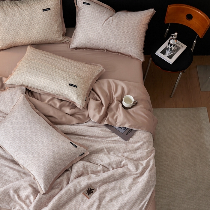 91家纺网 家纺一手货源 找家纺 安莱生活 2025年新款60支兰精天丝数码印花条纹时尚款四件套 沁雨-粉咖