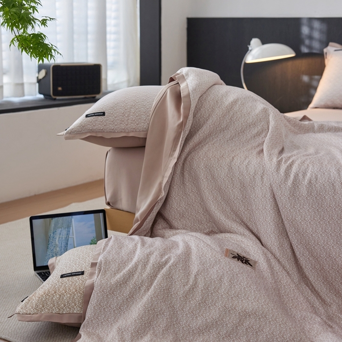 91家纺网 家纺一手货源 找家纺 安莱生活 2025年新款60支兰精天丝数码印花条纹时尚款四件套 沁雨-粉咖