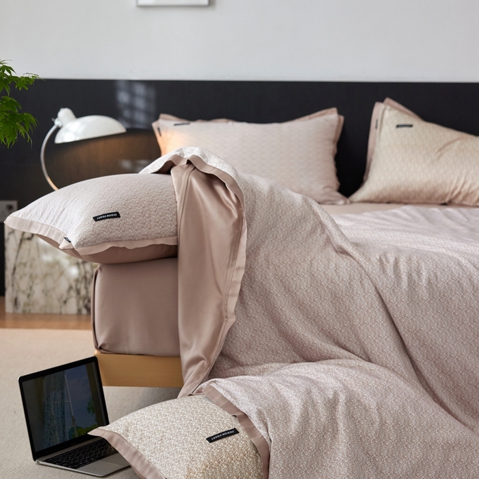 91家纺网 家纺一手货源 找家纺 安莱生活 2025年新款60支兰精天丝数码印花条纹时尚款四件套 沁雨-粉咖