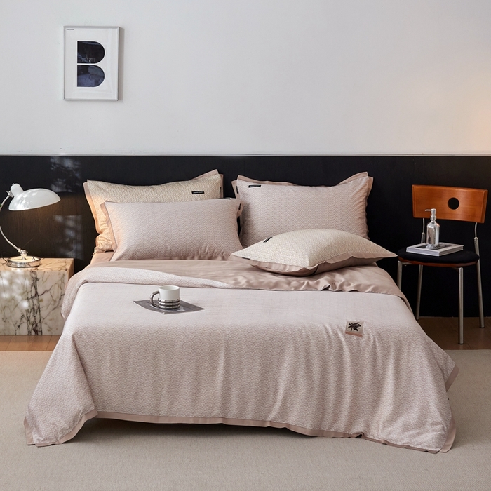 91家纺网 家纺一手货源 找家纺 安莱生活 2025年新款60支兰精天丝数码印花条纹时尚款四件套 沁雨-粉咖