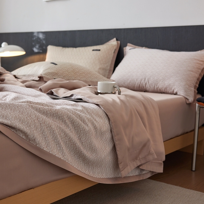 91家纺网 家纺一手货源 找家纺 安莱生活 2025年新款60支兰精天丝数码印花条纹时尚款四件套 沁雨-粉咖