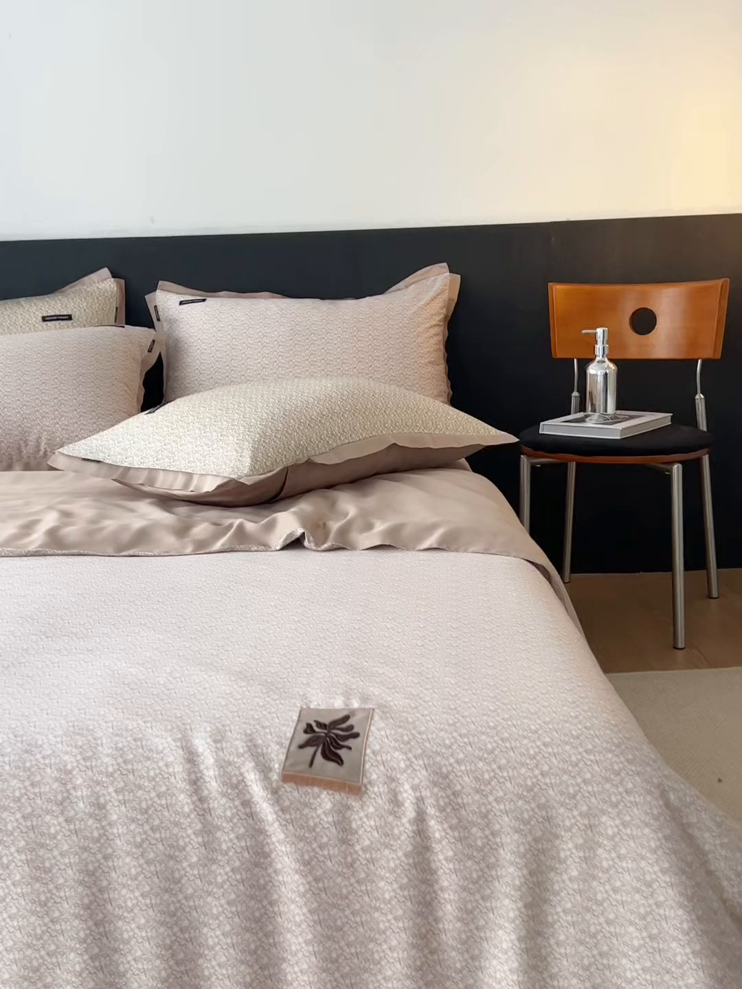 91家纺网 家纺一手货源 找家纺 安莱生活 2025年新款60支兰精天丝数码印花条纹时尚款四件套 沁雨-粉咖