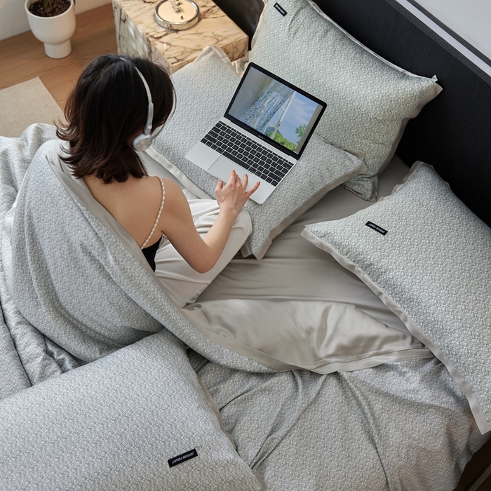 91家纺网 家纺一手货源 找家纺 安莱生活 2025年新款60支兰精天丝数码印花条纹时尚款四件套 沁雨-灰绿