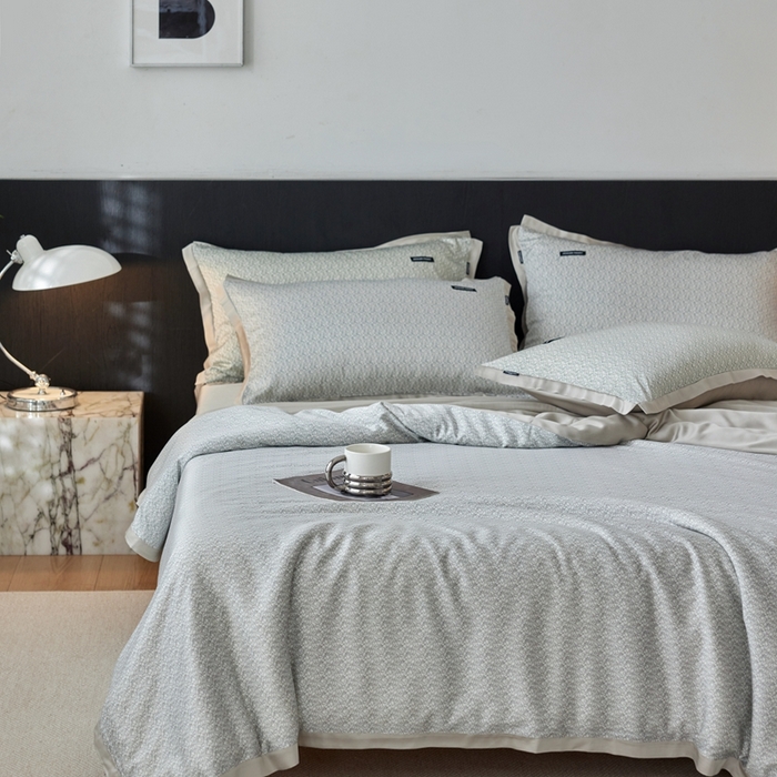 91家纺网 家纺一手货源 找家纺 安莱生活 2025年新款60支兰精天丝数码印花条纹时尚款四件套 沁雨-灰绿