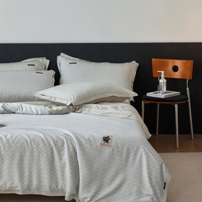 91家纺网 家纺一手货源 找家纺 安莱生活 2025年新款60支兰精天丝数码印花条纹时尚款四件套 沁雨-灰绿