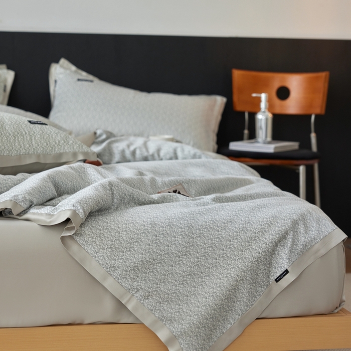 91家纺网 家纺一手货源 找家纺 安莱生活 2025年新款60支兰精天丝数码印花条纹时尚款四件套 沁雨-灰绿