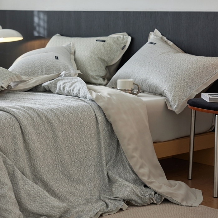 91家纺网 家纺一手货源 找家纺 安莱生活 2025年新款60支兰精天丝数码印花条纹时尚款四件套 沁雨-灰绿