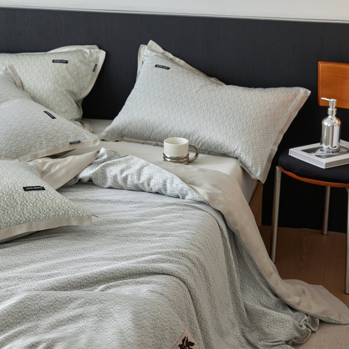 91家纺网 家纺一手货源 找家纺 安莱生活 2025年新款60支兰精天丝数码印花条纹时尚款四件套 沁雨-灰绿