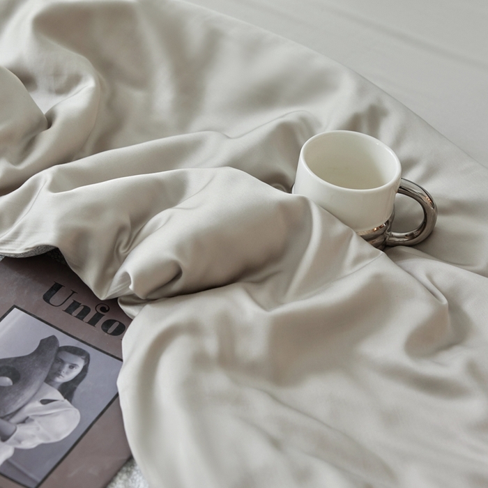 91家纺网 家纺一手货源 找家纺 安莱生活 2025年新款60支兰精天丝数码印花条纹时尚款四件套 沁雨-灰绿