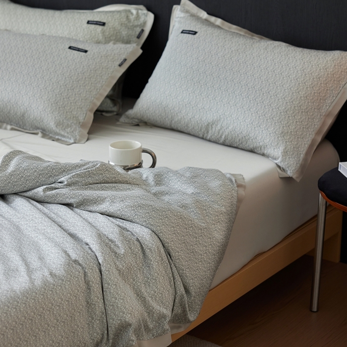 91家纺网 家纺一手货源 找家纺 安莱生活 2025年新款60支兰精天丝数码印花条纹时尚款四件套 沁雨-灰绿