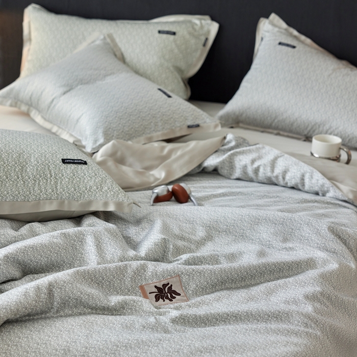 91家纺网 家纺一手货源 找家纺 安莱生活 2025年新款60支兰精天丝数码印花条纹时尚款四件套 沁雨-灰绿