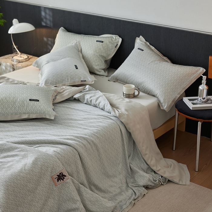 91家纺网 家纺一手货源 找家纺 安莱生活 2025年新款60支兰精天丝数码印花条纹时尚款四件套 沁雨-灰绿