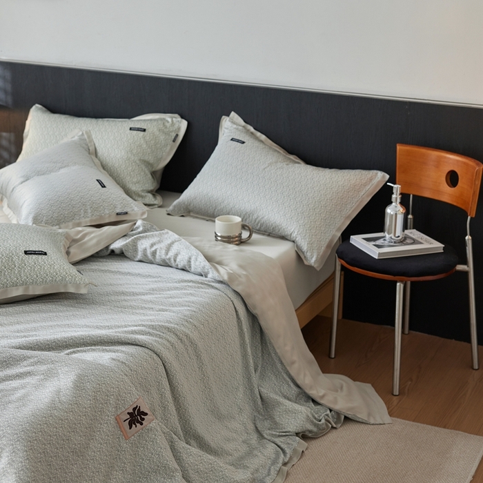 91家纺网 家纺一手货源 找家纺 安莱生活 2025年新款60支兰精天丝数码印花条纹时尚款四件套 沁雨-灰绿