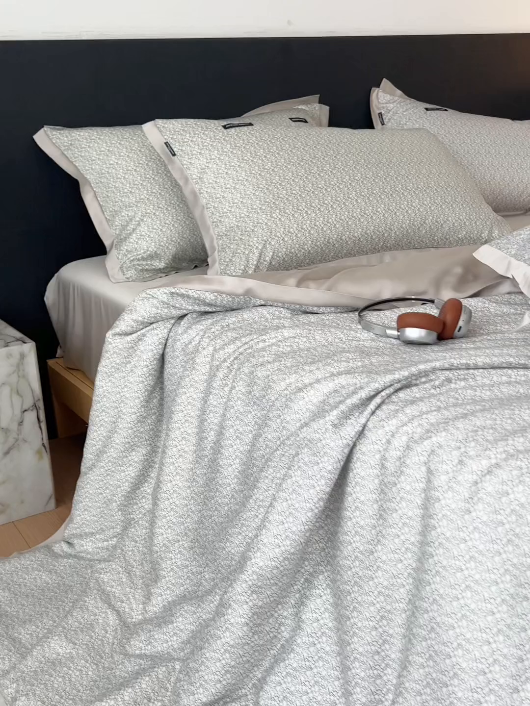 91家纺网 家纺一手货源 找家纺 安莱生活 2025年新款60支兰精天丝数码印花条纹时尚款四件套 沁雨-灰绿