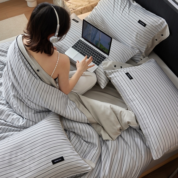 91家纺网 家纺一手货源 找家纺 安莱生活 2025年新款60支兰精天丝数码印花条纹时尚款四件套 织锦-灰