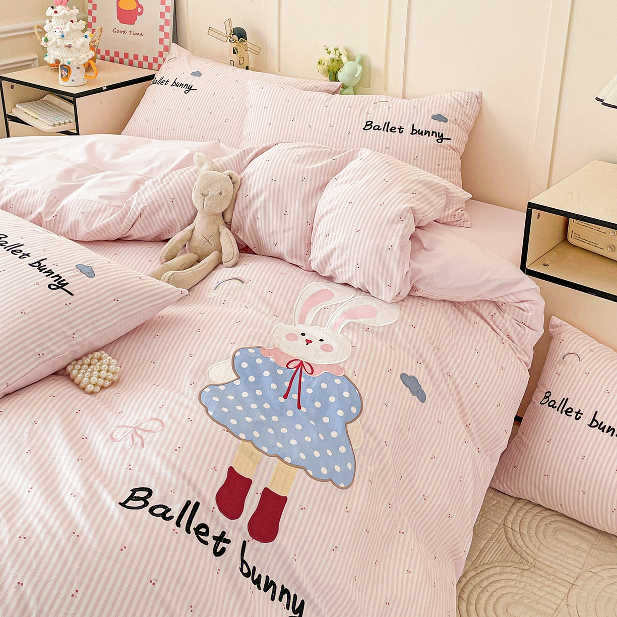 91家纺网 家纺一手货源 找家纺 娜娜 2025新款13376全棉贴布绣四件套 萌萌兔-嫩粉