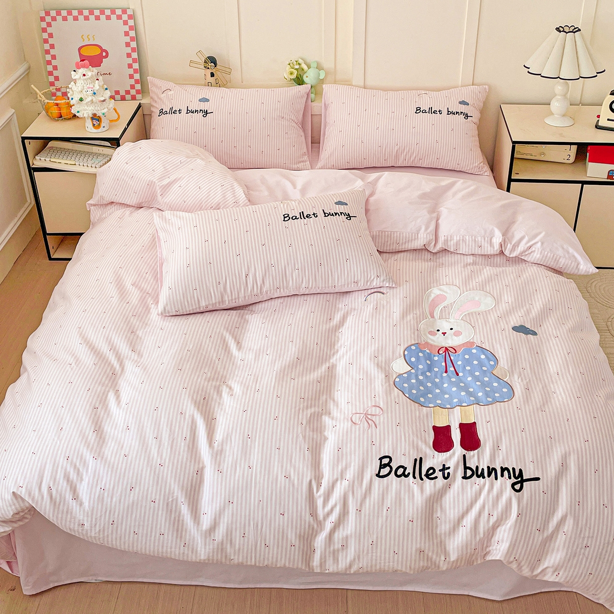 91家纺网 家纺一手货源 找家纺 娜娜 2025新款13376全棉贴布绣四件套 萌萌兔-嫩粉