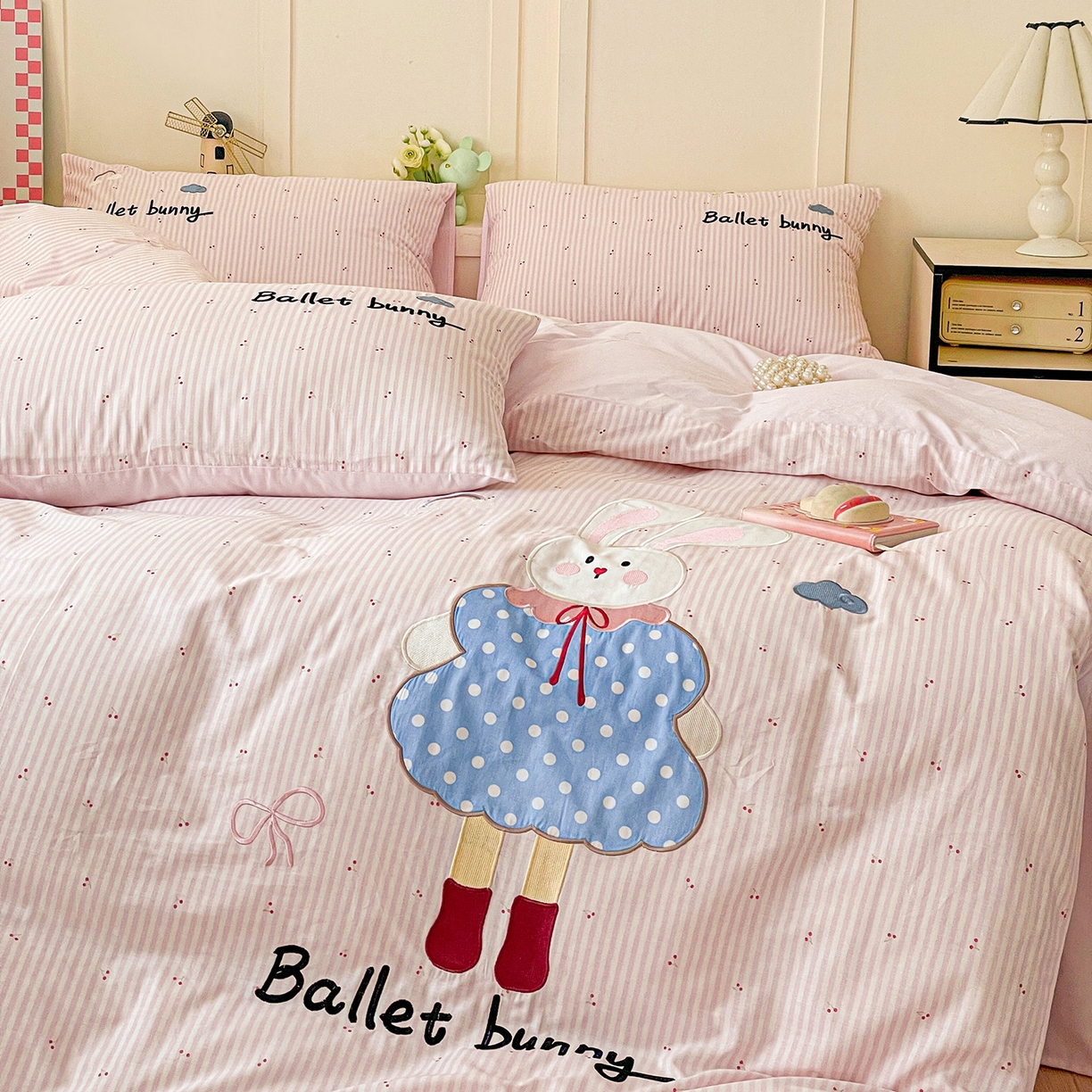 91家纺网 家纺一手货源 找家纺 娜娜 2025新款13376全棉贴布绣四件套 萌萌兔-嫩粉