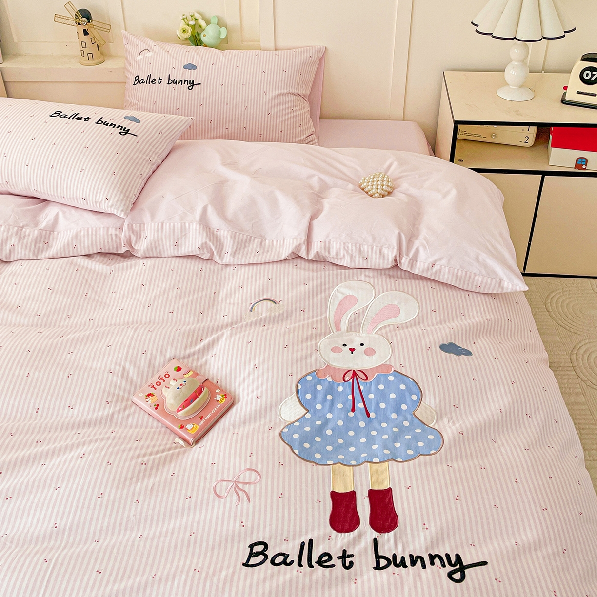 91家纺网 家纺一手货源 找家纺 娜娜 2025新款13376全棉贴布绣四件套 萌萌兔-嫩粉