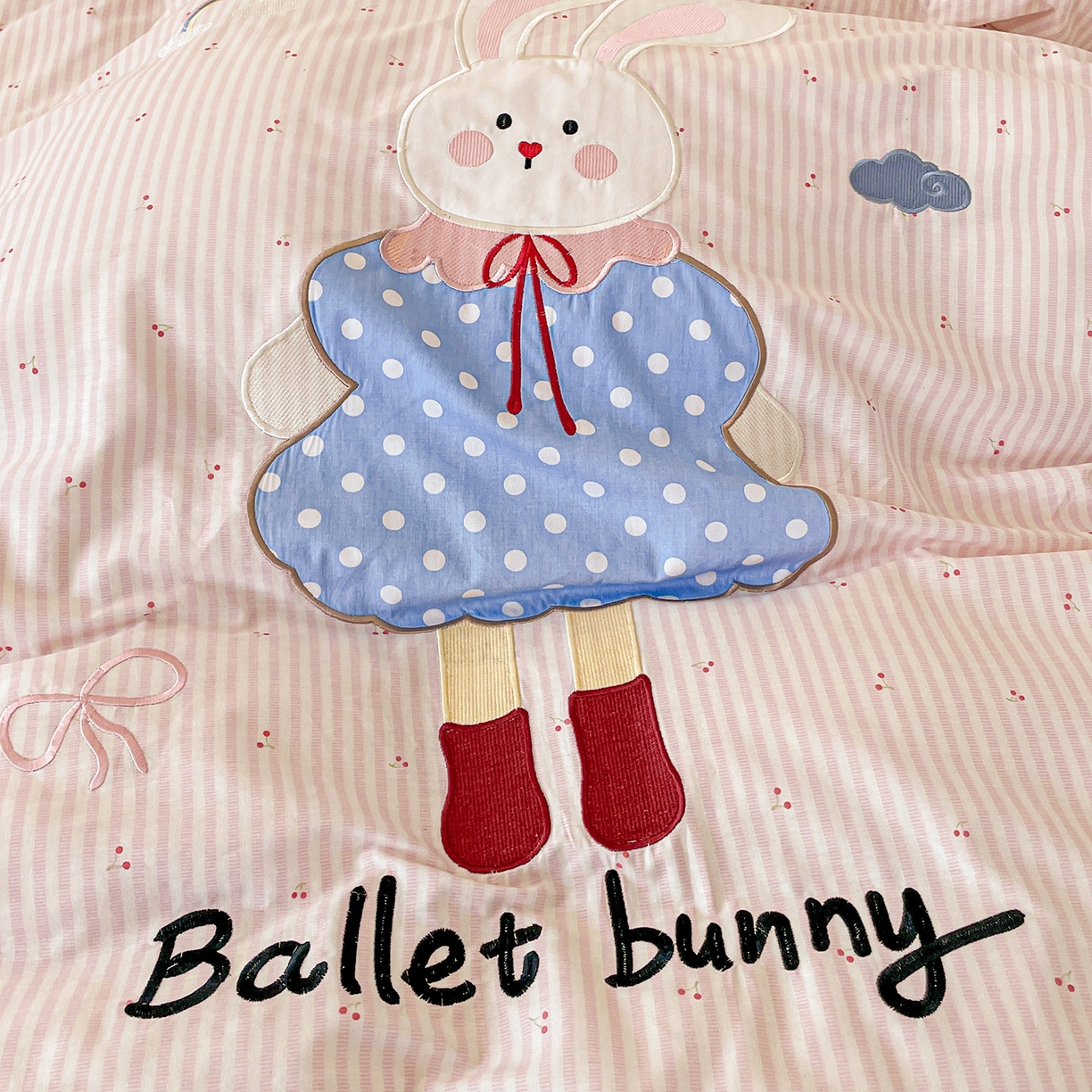 91家纺网 家纺一手货源 找家纺 娜娜 2025新款13376全棉贴布绣四件套 萌萌兔-嫩粉