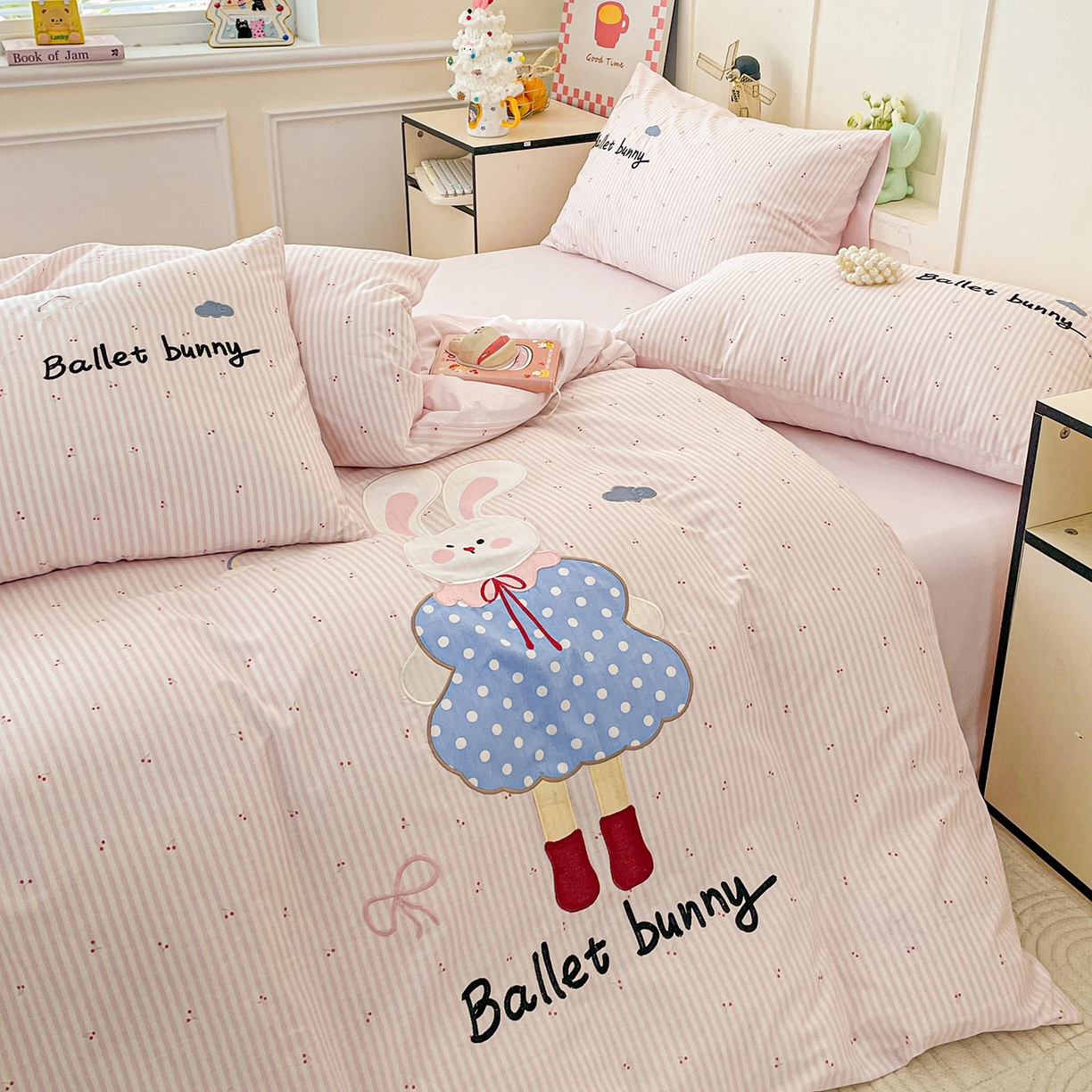 91家纺网 家纺一手货源 找家纺 娜娜 2025新款13376全棉贴布绣四件套 萌萌兔-嫩粉