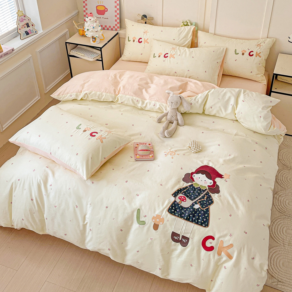 91家纺网 家纺一手货源 找家纺 娜娜 2025新款13376全棉贴布绣四件套 帽子女孩-米黄