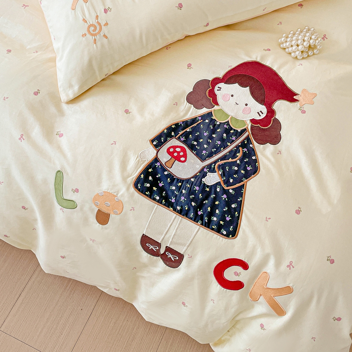 91家纺网 家纺一手货源 找家纺 娜娜 2025新款13376全棉贴布绣四件套 帽子女孩-米黄