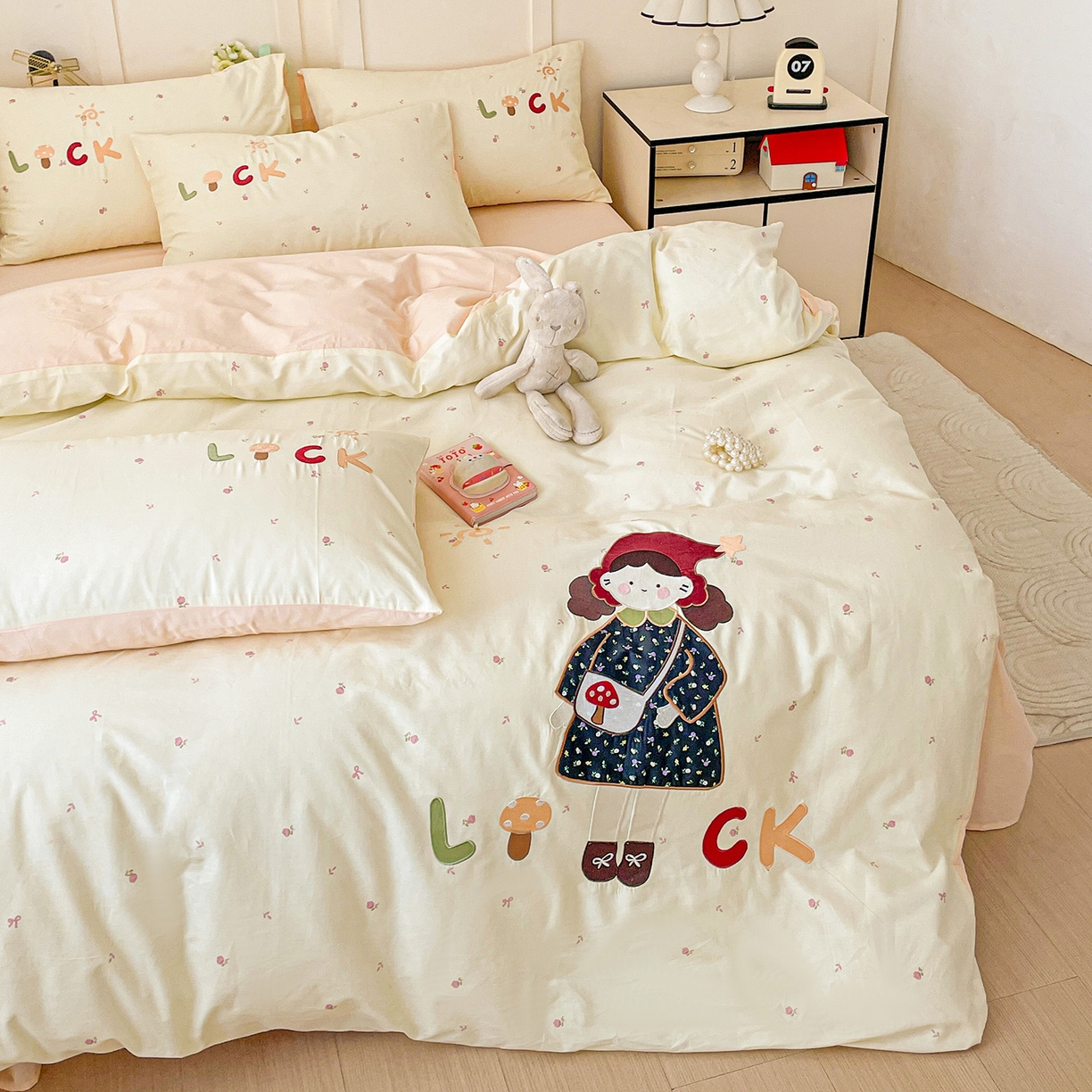 91家纺网 家纺一手货源 找家纺 娜娜 2025新款13376全棉贴布绣四件套 帽子女孩-米黄