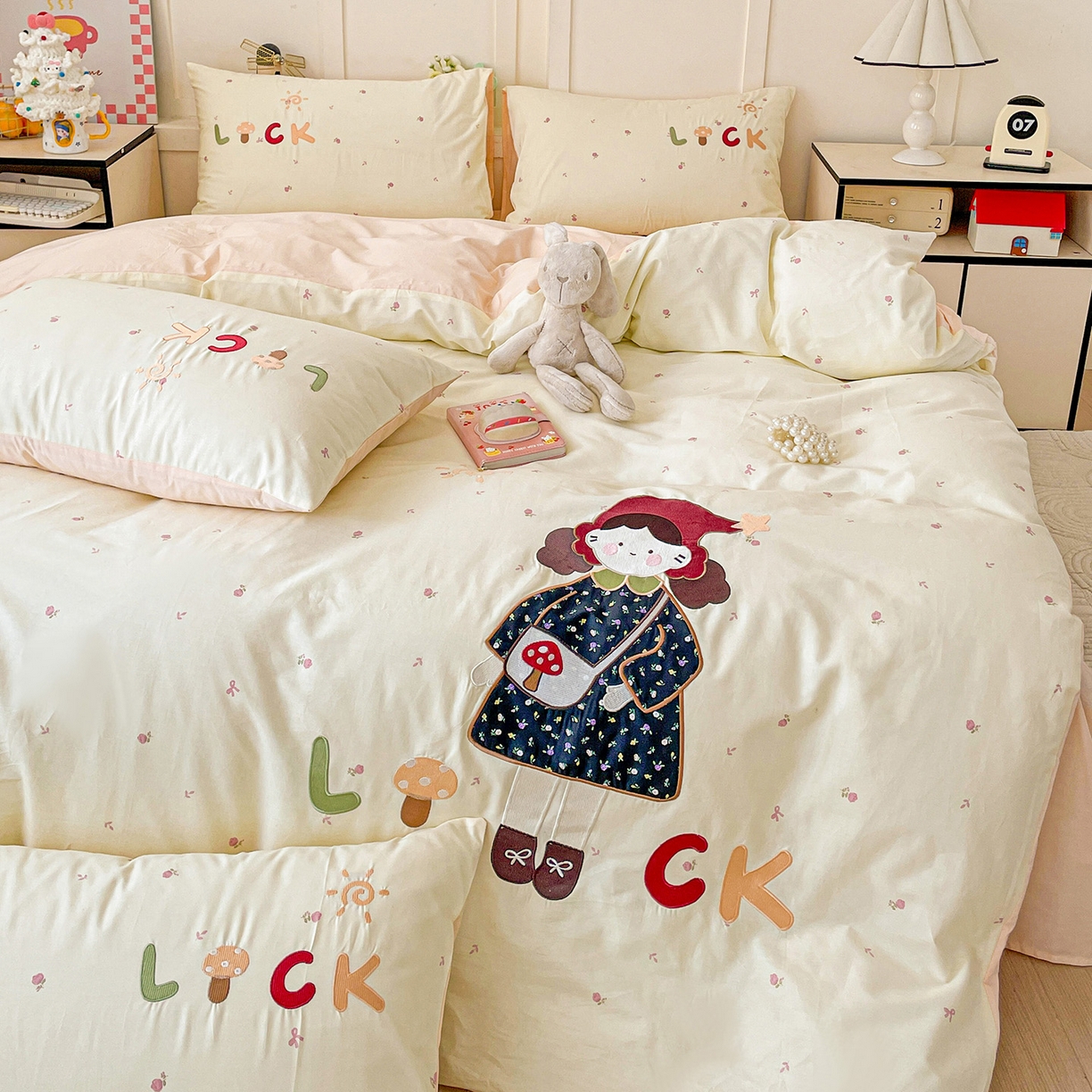 91家纺网 家纺一手货源 找家纺 娜娜 2025新款13376全棉贴布绣四件套 帽子女孩-米黄