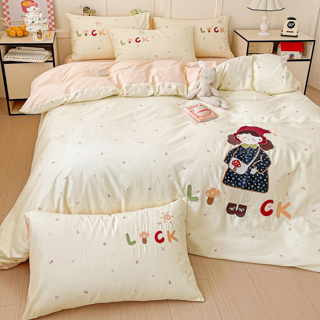 91家纺网 家纺一手货源 找家纺 娜娜 2025新款13376全棉贴布绣四件套 帽子女孩-米黄