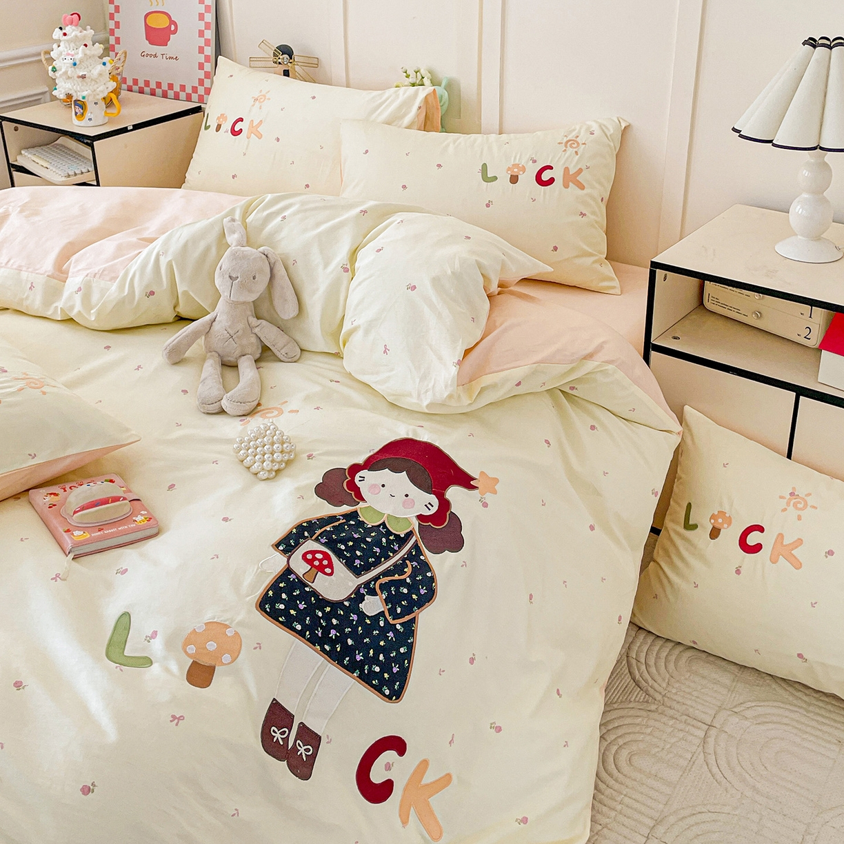 91家纺网 家纺一手货源 找家纺 娜娜 2025新款13376全棉贴布绣四件套 帽子女孩-米黄