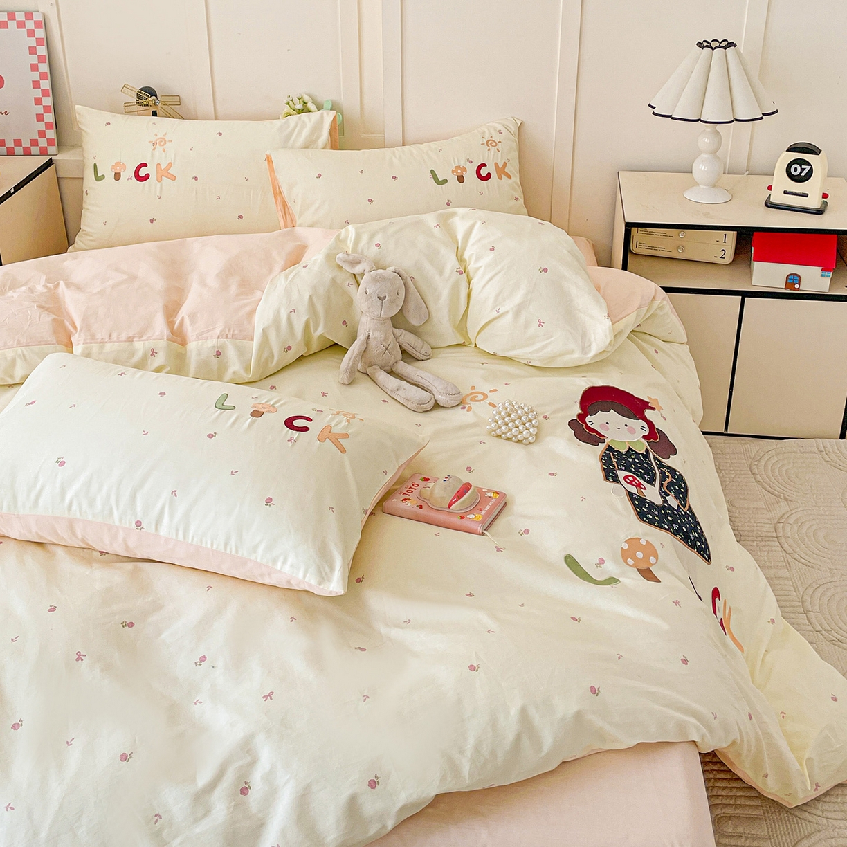 91家纺网 家纺一手货源 找家纺 娜娜 2025新款13376全棉贴布绣四件套 帽子女孩-米黄