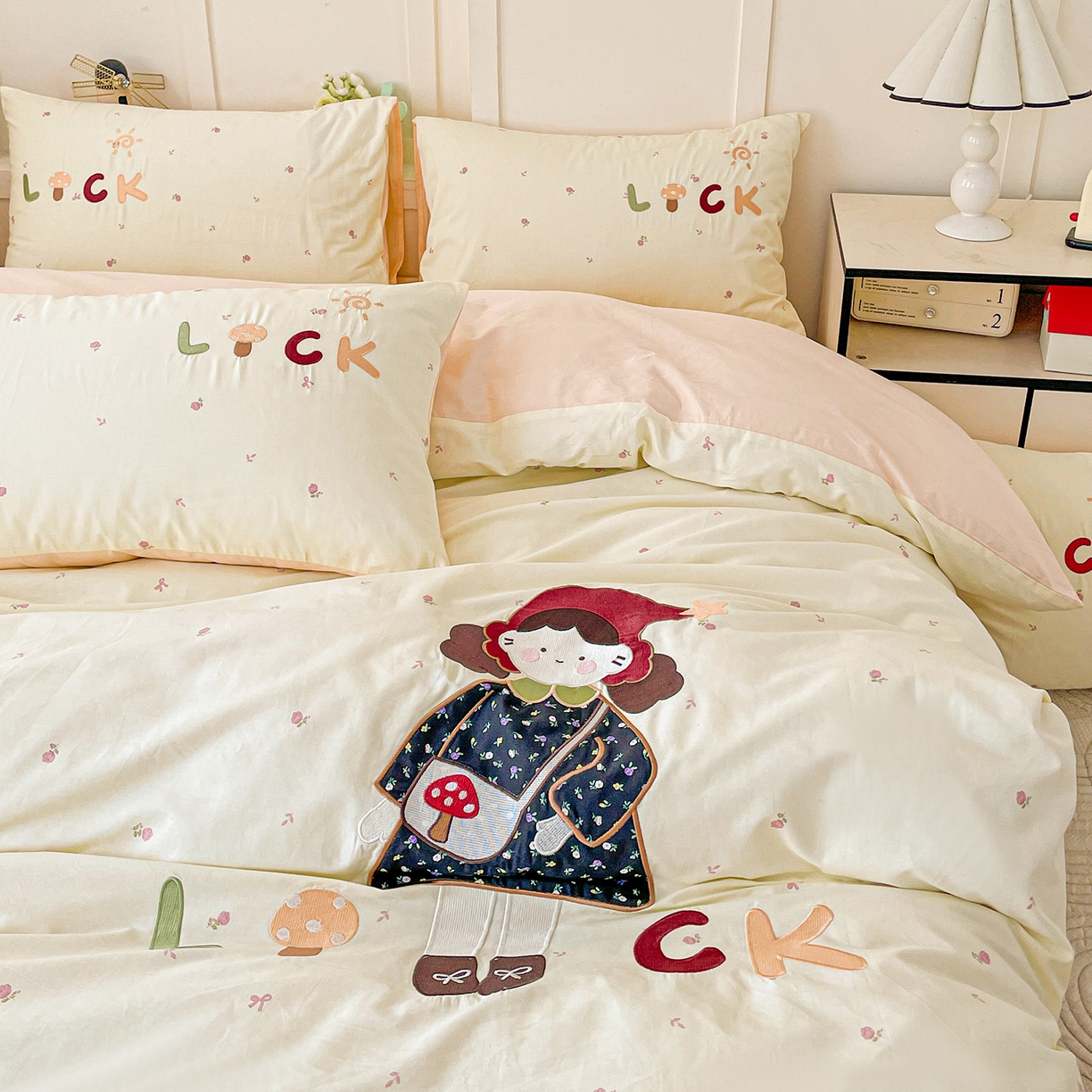 91家纺网 家纺一手货源 找家纺 娜娜 2025新款13376全棉贴布绣四件套 帽子女孩-米黄