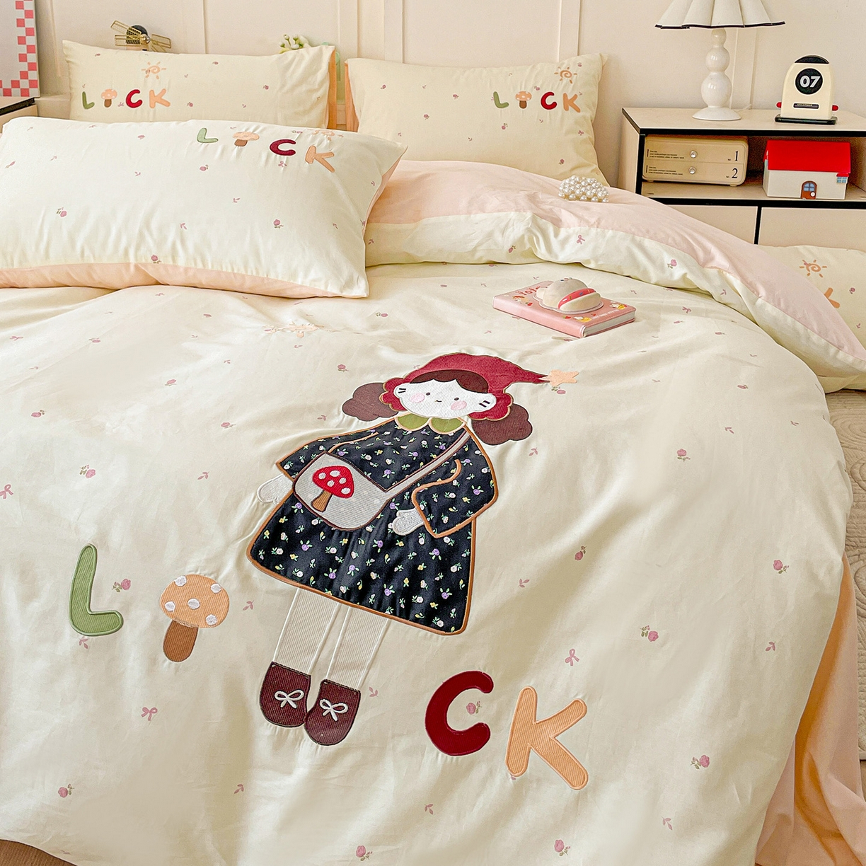 91家纺网 家纺一手货源 找家纺 娜娜 2025新款13376全棉贴布绣四件套 帽子女孩-米黄